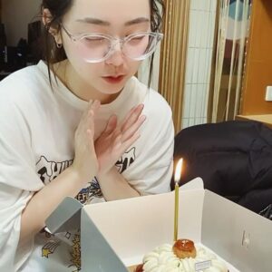Ariel Chiao Instagram - 剩不到兩小時即將邁入30
一直覺得30歲是一個很有魅力夾雜可愛與性感的年紀
（希望我也能如此
以為終於脫離29魔咒！殊不知因為生病
這個生日只能躺在床上度過謝囉☺️
幸好可愛的朋朋們前幾天的提前祝福讓我有照片可以發～
（雖然很狼狽但管他的
希望我愛的和愛我的所有人都能健健康康幸福快樂！

以下開放請祝福我30一切順利拜託拜託哈哈哈哈哈哈