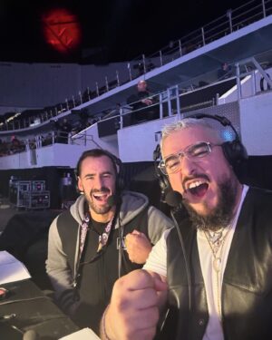 Ariel Levy Instagram - Trayéndoles la excelencia de la lucha libre estadounidense con la anticipación de #AEWRevolution en menos de 24 horas ‼️ 💥 

Esta noche, me toca narrar con el compa @ariel_levy por primera vez en #AEWCollision papá❗️🎙️ 

La transmisión inicia a las 8/7c 📺