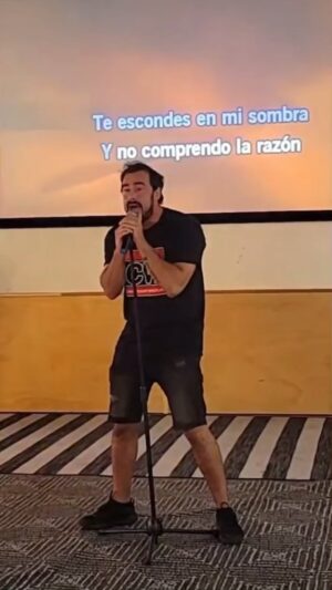 Ariel Levy Instagram - Karaoke world heavyweight champion. 
Great Thursday at @unbrandedbrewing 
🎥: @c3nafan