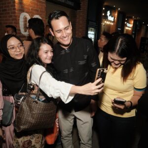 Arifin Putra Instagram - Malam minggu di Gala Premiere #PasutriGaje . Thank you so much untuk semua yang uda datang dan terutama @officialfinions_ yang akhirnya ngumpul lagi!