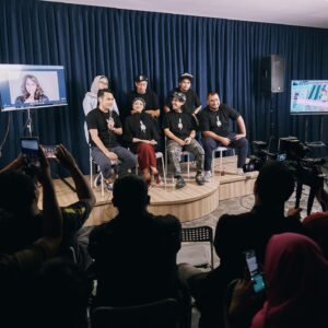Arifin Putra Instagram - @arifinputra_ saat Press Conference Series “ Name For A Band “yang akan tayang 9 Juni mendatang di @comikaid 

@gamilaarief @pandji.pragiwaksono @kukuhya @patragumala @adrianoqalbi @randydanistha @miekeshrrr 

Di tunggu yaaa !!! 

#pressconference #series #comicaid #actor
