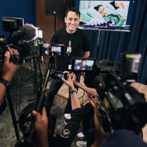 Arifin Putra Instagram - @arifinputra_ saat Press Conference Series “ Name For A Band “yang akan tayang 9 Juni mendatang di @comikaid 

@gamilaarief @pandji.pragiwaksono @kukuhya @patragumala @adrianoqalbi @randydanistha @miekeshrrr 

Di tunggu yaaa !!! 

#pressconference #series #comicaid #actor