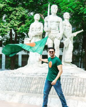 Arifin Shuvo Instagram - ৩০ লাখ শহীদের আত্মত্যাগ আর দুই লাখ মা-বোনের সম্ভ্র’মহানির বিনিময়ে এই লাল সবুজ পতাকা, পৃথিবীর বুকে একটি স্বাধীন মানচিত্র....

বিজয়ের ৫৩ বছরে বাংলাদেশ 🇧🇩

#victoryday #16thdecember #bangla #bangladesh #dhaka