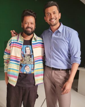 Arifin Shuvo Instagram - @priyo_adnan_bhai  this is your favorite song right?.. But why man... 🤔🤟🏽

#director #filming