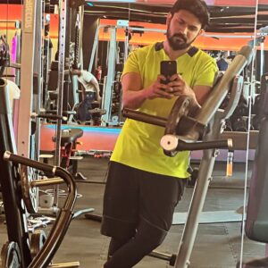 Arifin Shuvo Instagram - In this perfect world of social network,let me post a very imperfect picture.🙃
I guess at some point we learn to accept that we are not perfect.so let me just embrace the truth.

Imperfection is beauty, madness is genius and it’s better to be absolutely ridiculous than absolutely boring. 

Marilyn Monroe