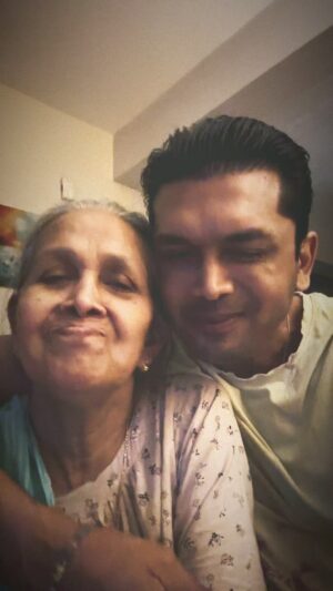Arifin Shuvo Instagram - 👵🏼❤️

#mom #son #love #momlove