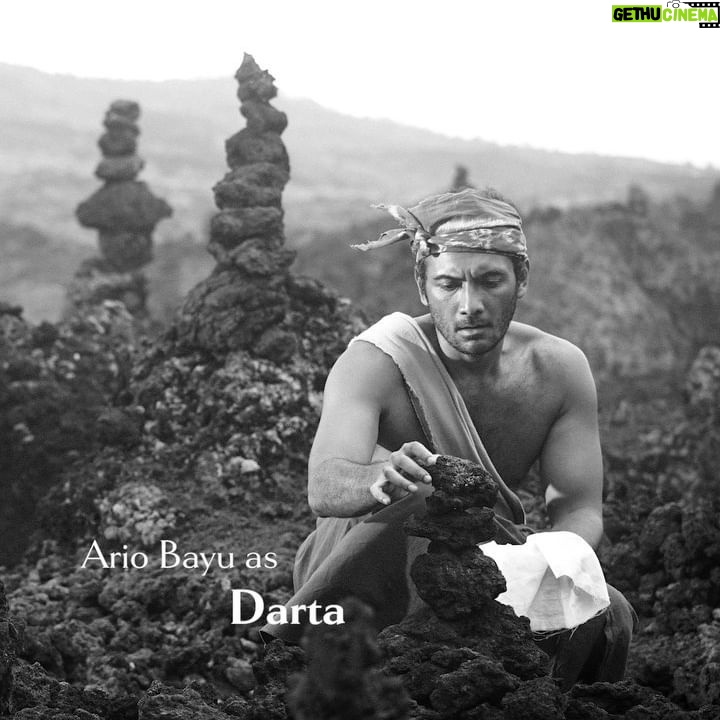 Ario Bayu - 1K Likes - @bayu_ario berperan sebagai Darta, pria miskin dari keluarga pengrajin bambu yang jatuh cinta dengan Sinta. Setelah mendapatkan penolakan karena strata ekonominya, ia melakukan perjanjian dengan Raja Kera untuk mendapatkan kekayaan secara instan.
Samsara cine-concert bisa kamu saksikan di @esplanadesingapore pada 10 Mei 2024. Segera dapatkan tiketnya dan amankan kursimu!
Pesan tiketmu segera:
bit.ly/SAMSARAEsplanade
atau klik link pada bio!
___________________________
Ario Bayu plays Darta, a poor man from a family of bamboo craftsmen who falls in love with Sinta. After being rejected due to his economic status, he made an occult agreement with the Monkey King to gain instant wealth.
Samsara cine-concert will be showcased at @esplanadesingapore on May 10, 2024. Get your tickets now and secure your seat!
Book your tickets now:
bit.ly/SAMSARAEsplanade
or click the link on our bio!
#Samsara #FilmSamsara #SamsaraCineconcert #SilentMovie #BlackandWhiteMovie