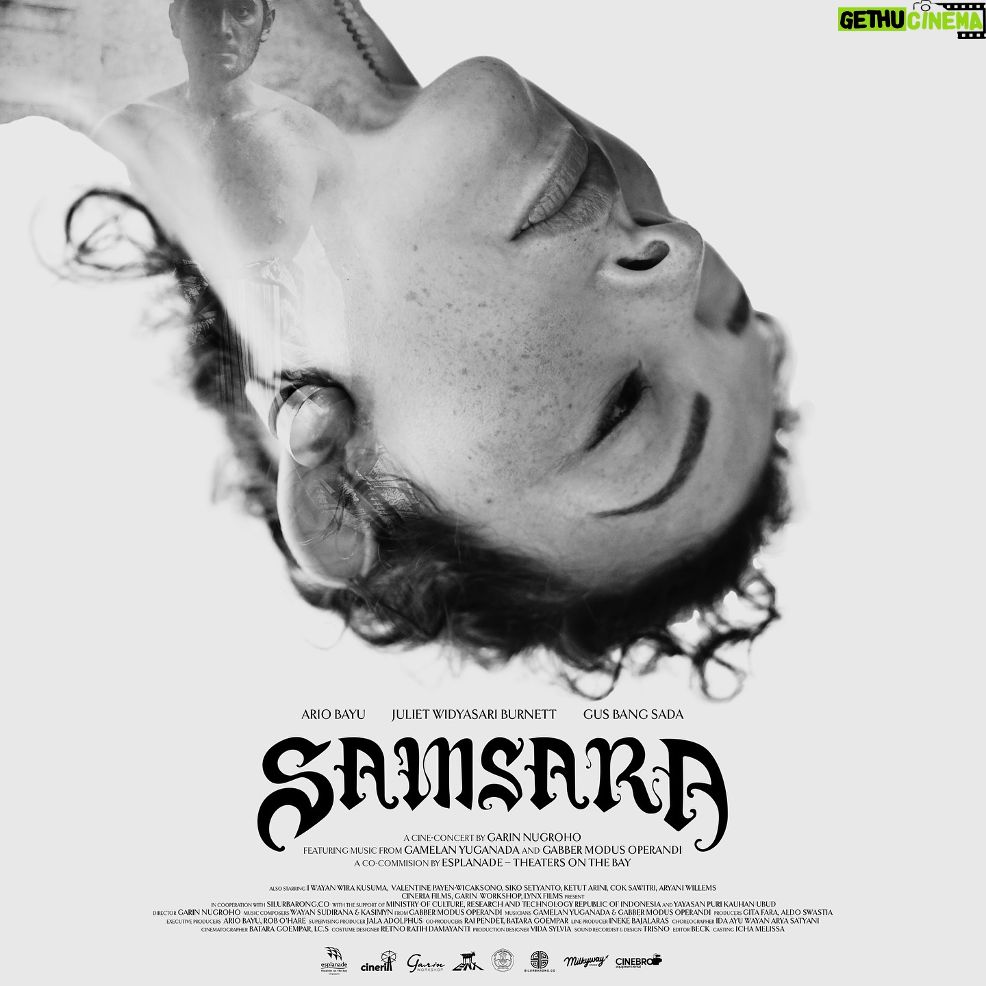 Ario Bayu - 687 Likes - Bali 1930, yang menginspirasi Garin Nugroho dalam penciptaan mutakhirnya, sebuah cine-concert, Samsara. Cerita dalam Samsara memotret pergolakan sosial pada masa tersebut dan dituturkan dengan kekhasan sinematografi Garin Nugroho. Melalui gabungan antara keaktoran dan koreografi, Samsara melintasi hasil temu ragam gagasan dan estetika yang dibalut dalam romansa. Ada ketegangan kelas, relasi kuasa dan kepercayaan yang mengatur laku hidup manusia untuk menjaga keharmonisan antar sesama, dengan alam, dan Penciptanya.
Diperankan oleh Ario Bayu, Juliet Widyasari Burnett, dan Gus Bang Sada, karya terbaru sutradara Garin Nugroho berjudul Samsara (2024) akan jadi salah satu film yang bisa kamu tonton secara gratis di Peninsula Island, Nusa Dua, pada Jumat, 16 Agustus 2024, 19.30 WITA.
Yuk, jadi bagian Indonesia Bertutur di Bali, 7-18 Agustus 2024 nanti.
#AlamiHarmoni #IndonesiaBertutur2024 #INTUR2024 #Kemendikbudristek #Samsara #GarinNugroho #Cineconcert #NusaDua #PeninsulaIsland #Anarta