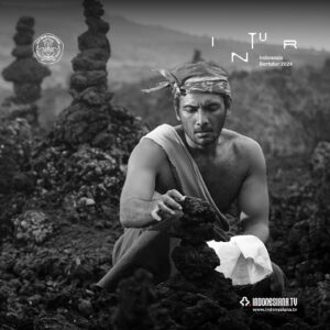 Ario Bayu Instagram - Bali 1930, yang menginspirasi Garin Nugroho dalam penciptaan mutakhirnya, sebuah cine-concert, Samsara. Cerita dalam Samsara memotret pergolakan sosial pada masa tersebut dan dituturkan dengan kekhasan sinematografi Garin Nugroho. Melalui gabungan antara keaktoran dan koreografi, Samsara melintasi hasil temu ragam gagasan dan estetika yang dibalut dalam romansa. Ada ketegangan kelas, relasi kuasa dan kepercayaan yang mengatur laku hidup manusia untuk menjaga keharmonisan antar sesama, dengan alam, dan Penciptanya. 

Diperankan oleh Ario Bayu, Juliet Widyasari Burnett, dan Gus Bang Sada, karya terbaru sutradara Garin Nugroho berjudul Samsara (2024) akan jadi salah satu film yang bisa kamu tonton secara gratis di Peninsula Island, Nusa Dua, pada Jumat, 16 Agustus 2024, 19.30 WITA.

Yuk, jadi bagian Indonesia Bertutur di Bali, 7-18 Agustus 2024 nanti.

#AlamiHarmoni #IndonesiaBertutur2024 #INTUR2024 #Kemendikbudristek #Samsara #GarinNugroho #Cineconcert #NusaDua #PeninsulaIsland #Anarta