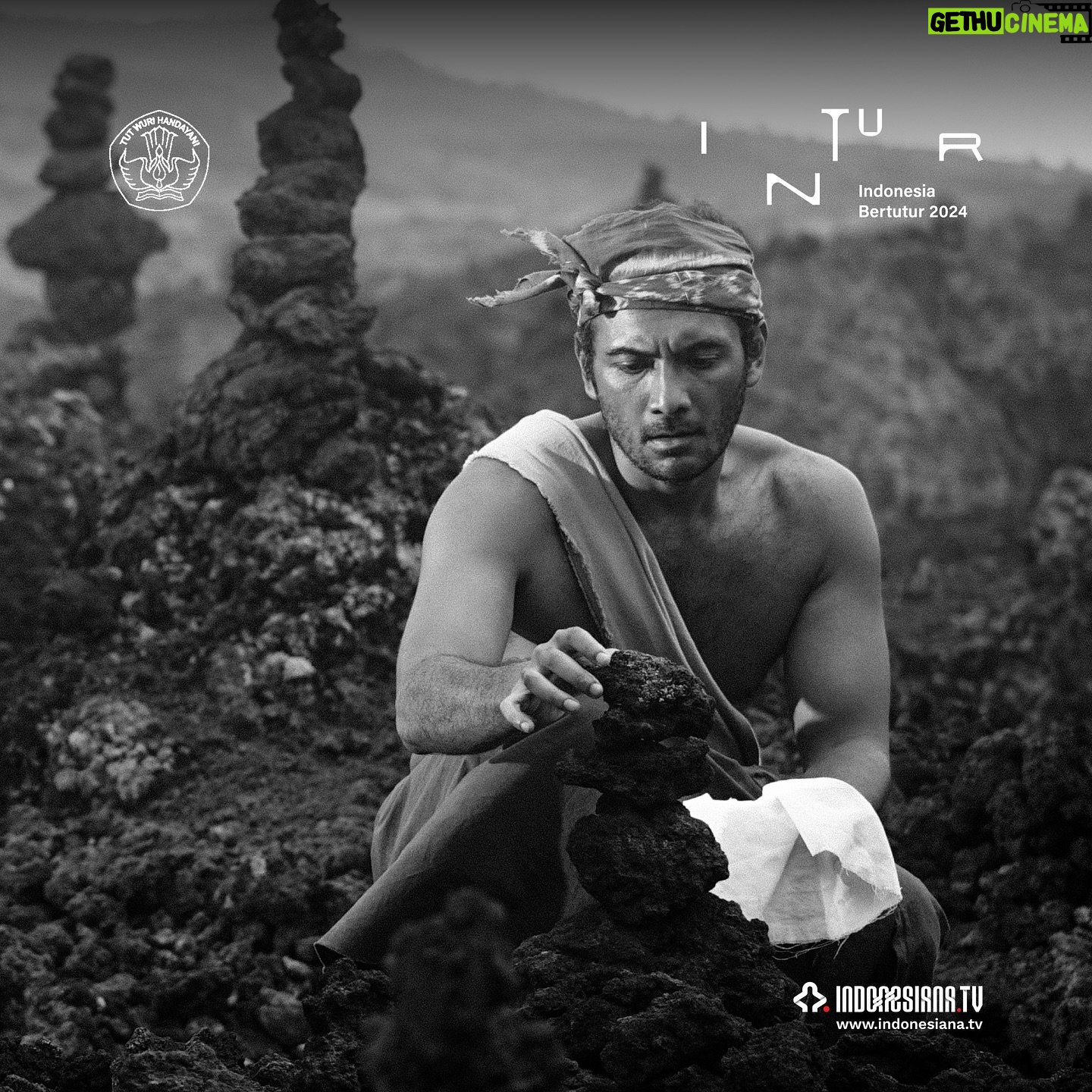 Ario Bayu - 687 Likes - Bali 1930, yang menginspirasi Garin Nugroho dalam penciptaan mutakhirnya, sebuah cine-concert, Samsara. Cerita dalam Samsara memotret pergolakan sosial pada masa tersebut dan dituturkan dengan kekhasan sinematografi Garin Nugroho. Melalui gabungan antara keaktoran dan koreografi, Samsara melintasi hasil temu ragam gagasan dan estetika yang dibalut dalam romansa. Ada ketegangan kelas, relasi kuasa dan kepercayaan yang mengatur laku hidup manusia untuk menjaga keharmonisan antar sesama, dengan alam, dan Penciptanya.
Diperankan oleh Ario Bayu, Juliet Widyasari Burnett, dan Gus Bang Sada, karya terbaru sutradara Garin Nugroho berjudul Samsara (2024) akan jadi salah satu film yang bisa kamu tonton secara gratis di Peninsula Island, Nusa Dua, pada Jumat, 16 Agustus 2024, 19.30 WITA.
Yuk, jadi bagian Indonesia Bertutur di Bali, 7-18 Agustus 2024 nanti.
#AlamiHarmoni #IndonesiaBertutur2024 #INTUR2024 #Kemendikbudristek #Samsara #GarinNugroho #Cineconcert #NusaDua #PeninsulaIsland #Anarta