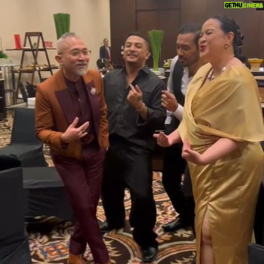 Ario Bayu - 2.6K Likes - Keseruan behind the scenes persiapan premiere Nightmares and Daydreams dimana gw dan Sal pertama kenalan 2.5 tahun yang lalu shooting bareng di episode satu berjudul: Old House. Dan sampe sekarang kita semua ngefans berat!! Gw sangat beruntung bisa terus berkolaborasi bersama seniman-seniman hebat Indonesia!