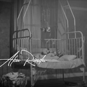 Ario Bayu Instagram - A monochrome tale embraced with warmth for all viewers. Enjoy the Official Music Video 'Aku Rindu' on Isyana Sarasvati's Official YouTube channel.

Don't forget to tune in to 'Aku Rindu' on all your favorite digital streaming platforms!

#IsyanaSarasvati #IsyanaAkuRindu