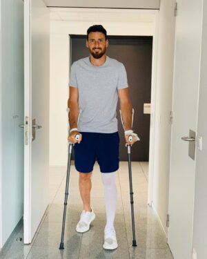 Aritz Aduriz Instagram - Pausoz pauso. Dena ondo. Mi compañía para esta siguiente fase...💪 #AA20 #athleticclub