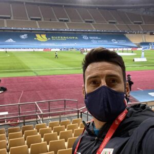 Aritz Aduriz Instagram - Azken pausoa emateko prest... Hemendik bertatik nire bultzada, guztion bultzada helarazteko nahian. Eskerrik asko taldearekin egoteko aukera emateagatik. 
Intentaremos colaborar para dar el último empujón a este grupo de amigos. El mío y el de todas y todos los zuri-gorris desde la distancia.
Goazen kuadrilla! #athleticclub #superkopa #BiziAmetsa