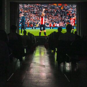 Aritz Aduriz Instagram - @AthleticClub Fundazioaren “Thinking Letrak eta Futbola” irekitzeko #SixDreams dokumentaleko irudiak batera ikusteko aukera izan genuen. Jardunaldi hunkigarria. Eskerrik asko tartea niri dedikatzegagtik eta harrera bikainagatik. 
Oportunidad de volver a emocionarme con reencuentros y reviviendo imágenes en rojiblanco. Agradecido a la Fundación por pensar en mí para abrir esta edición del festival. #Athletic