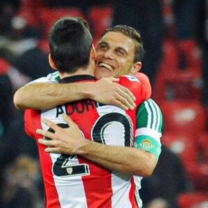 Aritz Aduriz Instagram - De aitite (abuelo) a un juvenil. Te cedo el testigo en @laliga, quién mejor que tú. Disfruta de cada minuto y que nosotros lo hagamos contigo. Ojalá sigas mejorando la puntería y los chistes😜 ¡Suerte en el derbi @joaquinarte! 👊 #AA20 #athletic #laliga