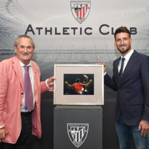 Aritz Aduriz Instagram - Mila esker Iñaki García Ergüin zure artelan zoragarri honegatik. Oso harro @athleticclub-ek #ACMuseoan jarriko duelako. 

Muchas gracias Iñaki García Ergüin tu obra de arte. Muy orgulloso de que el @athleticclub lo exponga en el #ACMuseoa.