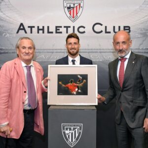 Aritz Aduriz Instagram - Mila esker Iñaki García Ergüin zure artelan zoragarri honegatik. Oso harro @athleticclub-ek #ACMuseoan jarriko duelako. 

Muchas gracias Iñaki García Ergüin tu obra de arte. Muy orgulloso de que el @athleticclub lo exponga en el #ACMuseoa.