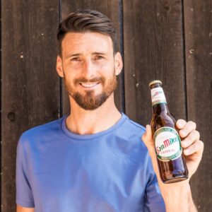 Aritz Aduriz Instagram - Keinu ederra @sanmiguel_es k egin duena euskal finala dela-eta: izena aldatu du #CervezasSanMikel izateko. Este gesto de homenaje busca celebrar este encuentro único, casi sin precedentes en los últimos 100 años, porque ¡la gloria ya es de todos! Bat egin! ¡Súmate al movimiento #ConKdeSanMikel y comparte tu homenaje a nuestra K! #AthleticClub #BiziAmetsa
