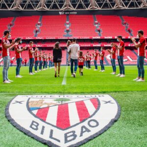 Aritz Aduriz Instagram - Pozik eta harro egoteko eguna. Hunkiturik, familiarekin, gure koadrilarekin eta zuen mezuekin. Ba al dago gehiago eskatzerik? Pena bakarra, jaso dudan guztia ezin itzuli izana. Eta lasai, esku onetan uzten dut taldea. San Mamesetik besarkada erraldoia. Eskerrik asko, bihotzez.

Un día para estar feliz y orgulloso. Emociones a flor de piel, con la familia y con la cuadrilla. ¿Se puede pedir más? La única espina clavada, no poder devolver todo lo que he recibido. Y tranquilidad, el equipo se queda en buenas manos. Un abrazo gigante desde San Mamés. Eskerrik asko, bihotzez.

A day to be happy and proud. Feelings running high, with my family and friends. How much more could I ask?  I’m sad because I would love to give you back everything I've received.  And don't worry, the team is in safe hands. A huge hug from San Mames.  Eskerrik asko, bihotzez.
#athletic #AA20