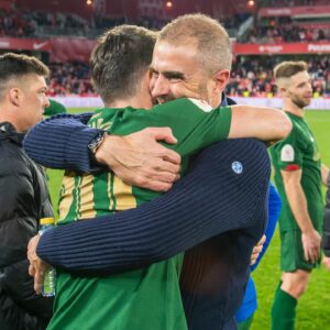 Aritz Aduriz Instagram - Eskerrik asko Gaizka Athletic Clubi emandako guztiarengatik eta baita zure lan talde osoari ere. Eskerrik asko unerik zailenetan izan duzuen pazientziarengatik eta eskaini didazuen laguntzarengatik. Zorterik onena opa dizuet etorkizuneko proiektu guztietan. Gutariko batzuk zarete.

Gracias Gaizka por todo lo que le has dado al @athleticclub y gracias también a todo tu cuerpo técnico. Gracias por vuestra paciencia y apoyo en los momentos más difíciles. Os deseo lo mejor en todos vuestros proyectos de futuro. Unos de los nuestros. 
#athletic #garitano #futbol #LaLiga
