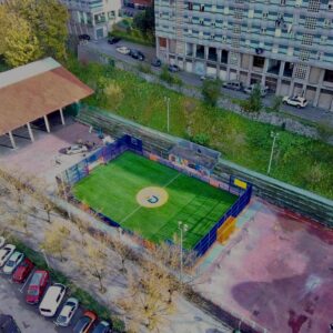 Aritz Aduriz Instagram - Eskerrik asko @fundacioncruyff-i Cruyff Court berri hau Bilbon kokatzeagatik. Aukera bikaina da ume zein gazteek futbolaz jolasten gozatzeko eta hazteko. Nire esker ona laguntzaileei ere: @bilbao_udala eta @fundlacaixa 

Gracias @fundacioncruyff por posibilitar que niñas y niños y jóvenes disfruten en Bilbao de un nuevo Cruyff Court. Crecer jugando al fútbol. Muchas gracias también a @bilbao_udala y @fundlacaixa.
#CreatingSpace #CruyffLegacy