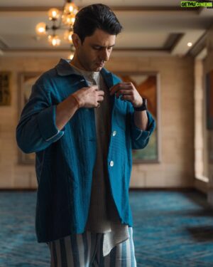Arjun Mathur Instagram - Only over a month late in posting this look from Made In Heaven Promotions (and caption stolen from @raghuvanshishivani)

Outfit by : @urvashikaur 
Styled by : @ayeshakhanna20 and @dhruvitanna 
Hair by : @rohitmane_hair 
Make-Up by : @roshan.khaire 
Photos by : @shubhamkanekar @shunyafilms