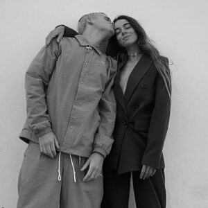 Arkano Instagram - Esto es por y para ti, @alazneaurreko.

Solo tú y yo sabemos lo que hemos pasado, las vueltas que hemos dado hasta llegar hasta aquí y cómo hemos construido cada paso juntos.

No sé si habrán parejas idílicas. Nosotros no lo somos pero, gracias a lo que hemos luchado y la fe que hemos tenido en nuestro amor, hemos convertido desafíos en oportunidades y hemos encontrado en el otro la fuerza para superarlo todo.

1000 TANQUES es mi forma de decirte que te amo más de lo que las palabras pueden expresar. Lo nuestro es indestructible, mi vida🤍

Al resto del mundo: espero que disfrutéis de esta canción y os sirva para identificaros con todo aquello que amáis y amaréis siempre aunque vengan con 1000 tanques.