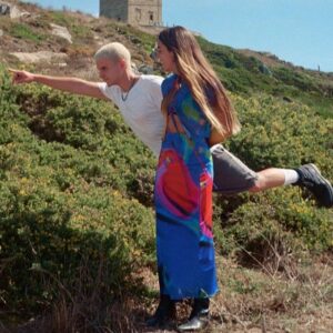 Arkano Instagram - Esto es por y para ti, @alazneaurreko.

Solo tú y yo sabemos lo que hemos pasado, las vueltas que hemos dado hasta llegar hasta aquí y cómo hemos construido cada paso juntos.

No sé si habrán parejas idílicas. Nosotros no lo somos pero, gracias a lo que hemos luchado y la fe que hemos tenido en nuestro amor, hemos convertido desafíos en oportunidades y hemos encontrado en el otro la fuerza para superarlo todo.

1000 TANQUES es mi forma de decirte que te amo más de lo que las palabras pueden expresar. Lo nuestro es indestructible, mi vida🤍

Al resto del mundo: espero que disfrutéis de esta canción y os sirva para identificaros con todo aquello que amáis y amaréis siempre aunque vengan con 1000 tanques.