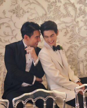 Arm Sappanyoo Panatkool Instagram - ดีใจมากที่ได้เป็นส่วนหนึ่งในงาน #POEMsomethingBlue Wedding Showcase 💙💙 เข้าใจแล้วว่าความรู้สึกของการเดินออกมาในฐานะคู่แต่งงานจริงมันเป็นยังไง 🤭🫣
.
ขอบคุณพี่ฌอน @sean_poem น้องจูน @junniechanya และทีม Poem ทุกคนครับ @poem_official @poem_menswear