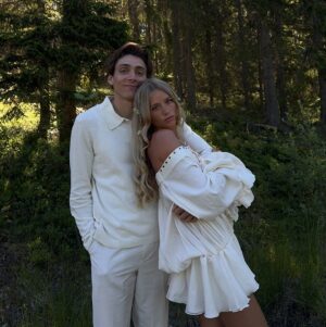 Armand Duplantis Instagram - Glad midsommar🤍🤍