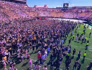 Arsenio Hall Instagram - First time I ever welled 😢 up 
during a college football game. 
I guess it’s … “personal”❗️😂
Congratulations @cubuffs, AGAIN! 
@welloffmedia 🏈 @deionsanders