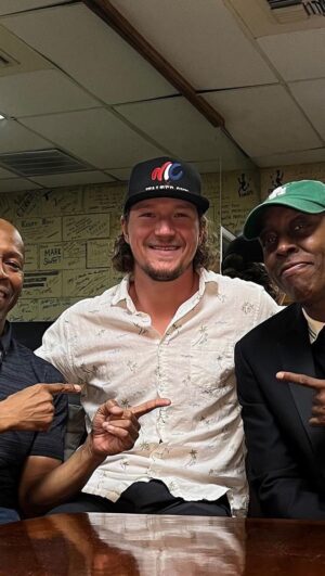 Arsenio Hall Instagram - Amazing 😂 night at @comedyandmagicclub! 
I’m doing it again on October 26 … 
“Arsenio And Friends” #hermosa 
🎫 Get your tickets! #woofwoofwoof 💪🏾
📸 @carolleifer @kileybriancomic @thegreatomar1 🎸 @keveub 🏒 @tofff73