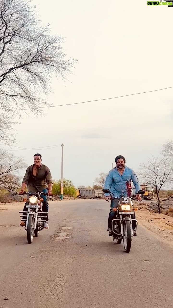 Arshad Warsi - 888.2K Likes - And thatās a schedule wrap! As you can see both the Jollys had a jolly good time in Rajasthan.
#JollyLLB3 @sirsubhashkapoor
@starstudios @kangratalkies
#BikramDuggal @dkh09
@jollynarenkumar