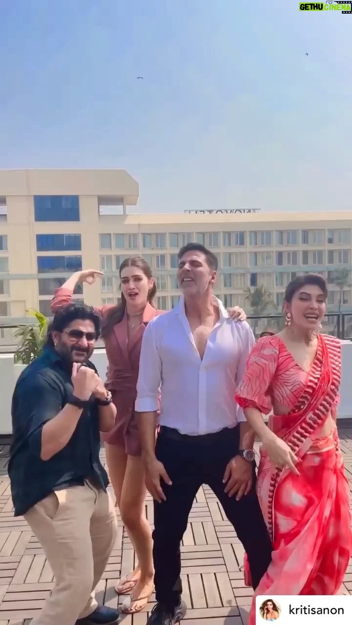 Arshad Warsi - 187.9K Likes - Saare Bolo Bewafa!! š»
Are you tripping on this song too?? šš»šš»šš
@kritisanon @akshaykumar @jacquelinef143
