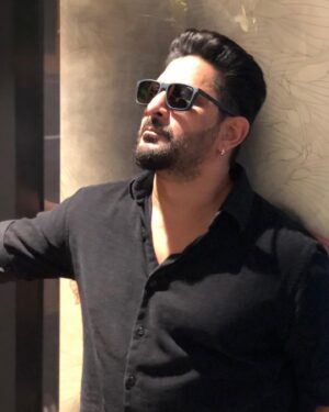 Arshad Warsi Instagram - Deep thought but don’t know how deep.. thank god I can swim 😄