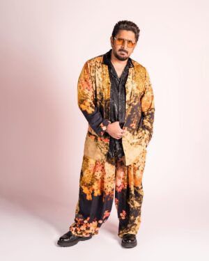 Arshad Warsi Instagram - My kind of clothes, cool, comfy & funky, just like me 
Styled by: @prynkamundada
Outfit: @tilbyav
Shot by: @anurag8055
Managed: @aahutee @mediavantage