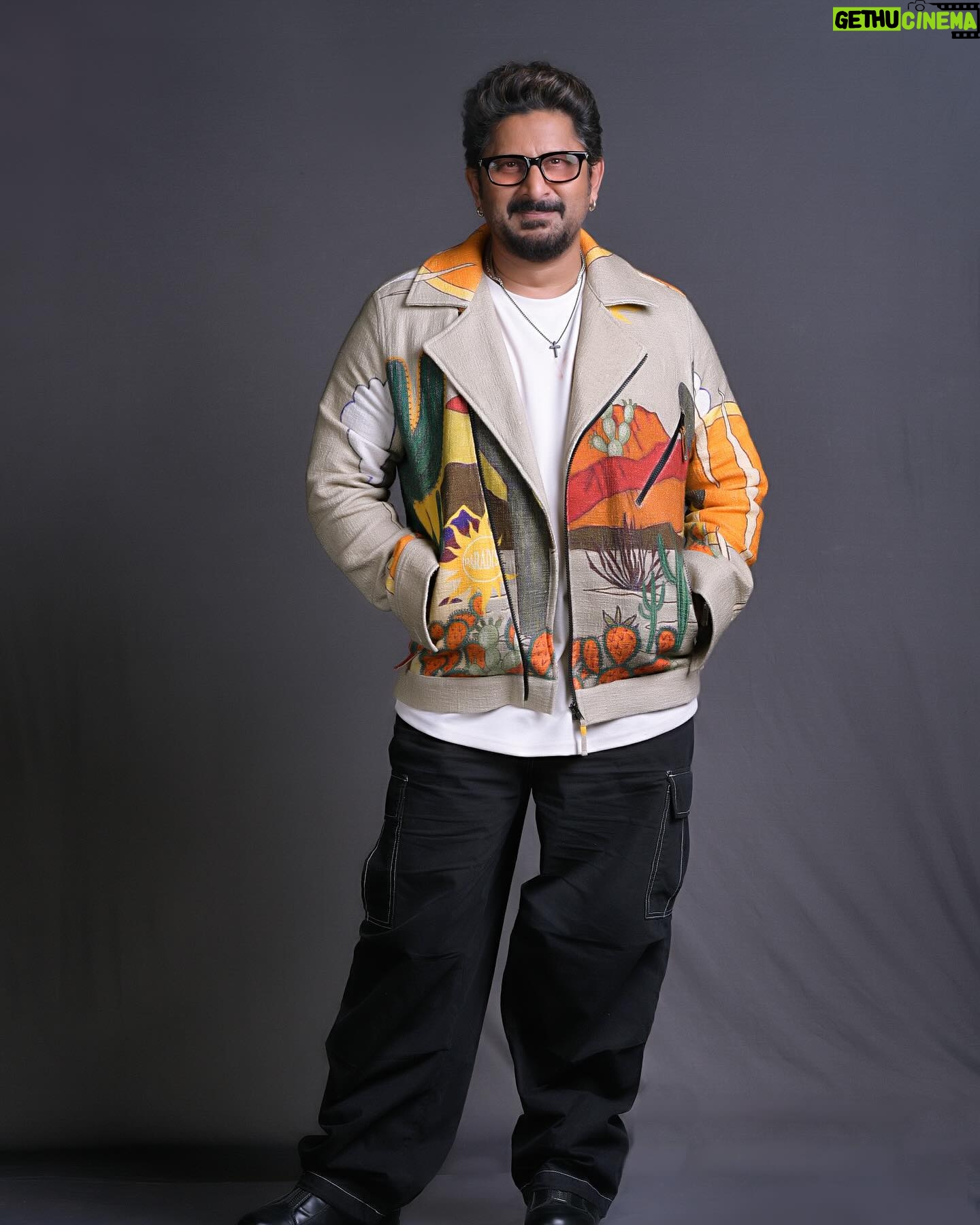 Arshad Warsi - 72.8K Likes - The colours of #JhalakDikhlaJaa coming on my jacket
Styled by: @prynkamundada
Shot by: @shutterjuicestudio
Managed: @aahutee @mediavantage