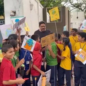 Arshad Warsi Instagram - An adorable start to my morning in Goa 
#eachoneteachone