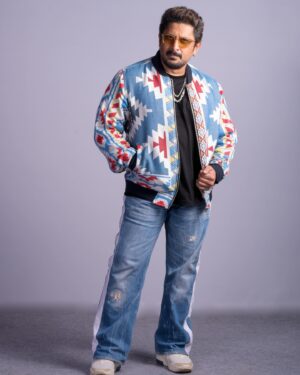 Arshad Warsi Instagram - For #IndianIdol @sonytvofficial 
Styled by: @prynkamundada
Jacket: @scotch_soda /
@reliancebrandsltd
Shot by: @shutterjuicestudio 
Management: @aahutee @mediavantage