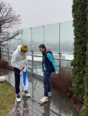 Artem Milevskyi Instagram - Narod vsem privet!!!,segodnia bili v znakovom meste😂🤦‍♂️,kto v trende tot poimet!!nachinaem rozigriw futbolki na blagovaritelnost!!!,edem v Ohmatdid vo vtornik!!V kommentariyah piwite summu.Pobeditelia ob’yavim v ponedelnik v 15:00 i sviajemsia!!.Pervii wag 500 griven,pognali👋