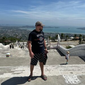 Artem Reznikov Instagram - Вчера еще одевался в Gucci, а сегодня устраиваюсь разнорабочим на Пхукете 😂😂😂😂