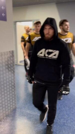 Artem Reznikov Instagram - Выход на бой! Всегда рядом @ruslanisrailov @tigersarnavskiy @goltsmanaleksandr @leha_55_ru !!! Было приятно на трибунах, Москве, видеть наши Казахстанские флаги!!!🇰🇿🇰🇿🇰🇿🇰🇿 и приятно видеть с поясам @slipenko_mma 💪🏻🔥