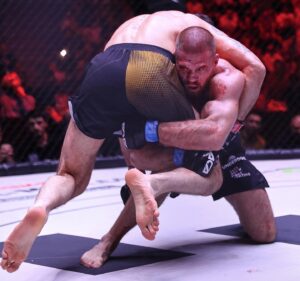 Artem Reznikov Instagram - Хочу выразить всем огромное спасибо за ваши комментарии. За ваши слова поддержки! Кроме моих земляков 🇰🇿 еще много ребят мне написало с разных стран. Очень много армянских болельщиком пишет🇰🇿🤝🇦🇲. 
Хотел бы сказать спасибо за достойные жесты после боя @eduard_vartanyan и Маирбеку Сулунбековичу Хасиеву. Спасибо лиги @aca_mma ! Мне нужно было это поражение, что бы увидеть и понять что люди со мной не только из за побед! Я это увидел и теперь искренне рад! Всех обнял, поднял!!!✊🏻💪🏻