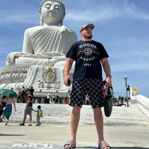 Artem Reznikov Instagram - Вчера еще одевался в Gucci, а сегодня устраиваюсь разнорабочим на Пхукете 😂😂😂😂