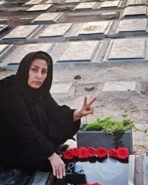 Artemis Pebdani Instagram - RP • @centerforhumanrights The mother of slain street protester Ali Seyyedi visiting his grave in Tehran’s Beheshte Zahra Cemetery. 

Ali was shot and killed during a protest in Tehran on October 26, 2022.

#MahsaAmini #Iran #WomenLifeFreedom #StopExecutionsinIran #JinJiyanAzadi #IranRevolution #IranProtests #Mahsa_Amini
#زن_زندگی_آزادی
#مهسا_امینی