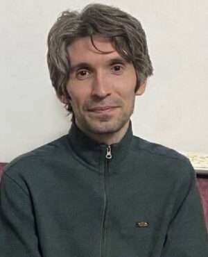 Artemis Pebdani Instagram - RP• @centerforhumanrights Former political prisoner Arash Sadeghi was forced to appear at Branch 26 of the Revolutionary Court in Tehran to be tried on charges of “assembly and collusion against national security” and “propaganda against the state” in connection with his peaceful social media posts about recent protests.

#MahsaAmini #IranProtests #Iran #WomenLifeFreedom #StopExecutionsinIran #JinJiyanAzadi #IranRevolution #IranProtests #Mahsa_Amini #زن_زندگی_آزادی# مهسا_امینی
#آرش_صادقی