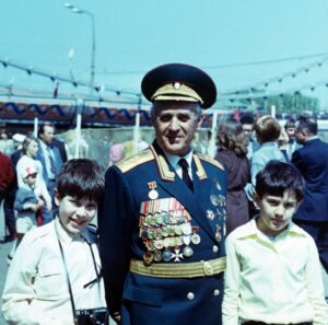 Artemiy Lebedev Instagram - 1. Из моих воспоминаний. Каждое 9 мая дедушка брал меня с братом в ЦПКиО (парк Горького) на встречу с однополчанами. С каждым годом их становилось все меньше, потом их совсем не осталось. Тут мне лет 7-8. Я со своим первым в жизни фотоаппаратом Вилия, который дедушка мне подарил на др. 

2. Из воспоминаний Валентина Яковлевича Лебедева, моего дедушки: «Осенью 1943 года при освобождении гор.Запорожье 14 гвардейская минометная бригада М-31, начальником штаба которой я был к тому времени, в период артиллерийской подготовки атаки давала бригадный залп по сильно укрепленной обороне противника. Около 450 тяжелых реактивных снарядов в течение считанных секунд обрушились на укрепления и войска фашистов, укрывшихся в них. Наша пехота и танки на этом участке, не встречая сопротивления, прорвали оборону врага и овладели гор.Запорожье. За успешные боевые действия по освобождению левобережной Украины я был награжден орденом Красной звезды. Это была моя первая боевая награда.»