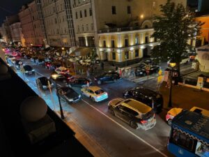 Artemiy Lebedev Instagram - 11 вечера в Москве в четверг. Стоячая пробка из-за того, что все хотят пожрать в рестике. Эта страна не проиграет никогда!