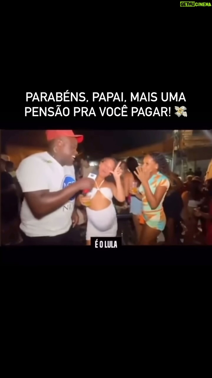 Arthur Morisson - 9.5K Likes - Imagine acordar e descobrir que agora vocĆŖ tem um novo filho pra sustentarā¦
Agora imagine que são dois filhos⦠três⦠dezenas!
Ć basicamente o que acontece no Brasil.
VocĆŖ paga pensĆ£o de um monte de filho sem nem conhecer o moleque. ParabĆ©ns, papai! š
Continue pagando todos os seus impostos em dia, o estado precisa do seu suado dinheiro para fazer a mƔquina girar.
Ah, Ćŗltima coisa, antes que eu me esqueƧa: o voto dessa dignĆssima e recatada jovem vale exatamente o mesmo que o seu.
Tenha um bom dia. ā¤ļø